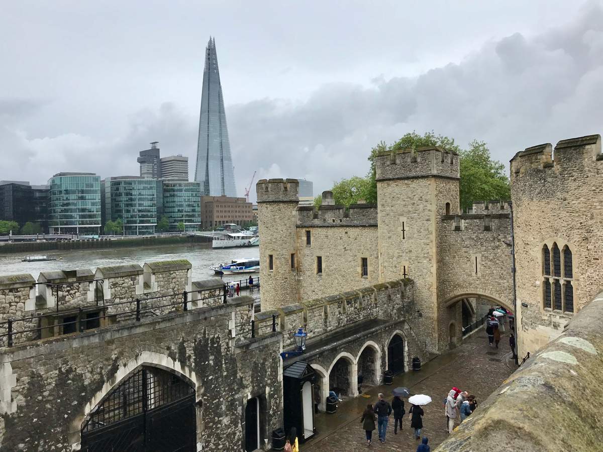 The Tower of London is one of the icons of the British capital. See it for yourself with top tips for the ultimate Tower of London visit! | tower of london best time to visit | best time to visit tower of london | best time to visit tower of london | ghosts of the tower of london | white tower tower of london | executions at the tower of london | cheap tickets tower of london | 2 for 1 tickets tower of london | #toweroflondon