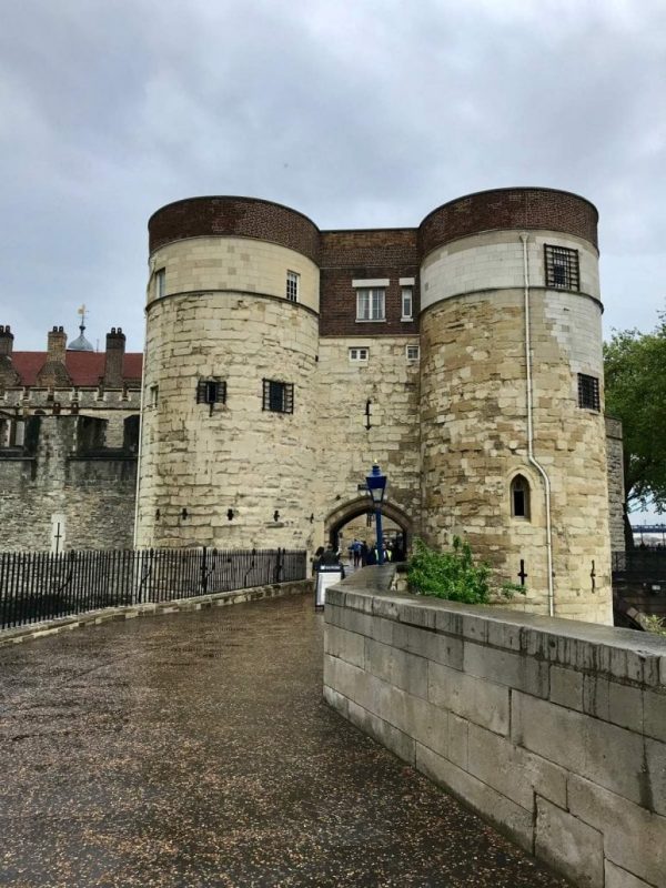 The Tower of London is one of the icons of the British capital. See it for yourself with top tips for the ultimate Tower of London visit! | tower of london best time to visit | best time to visit tower of london | best time to visit tower of london | ghosts of the tower of london | white tower tower of london | executions at the tower of london | cheap tickets tower of london | 2 for 1 tickets tower of london | #toweroflondon