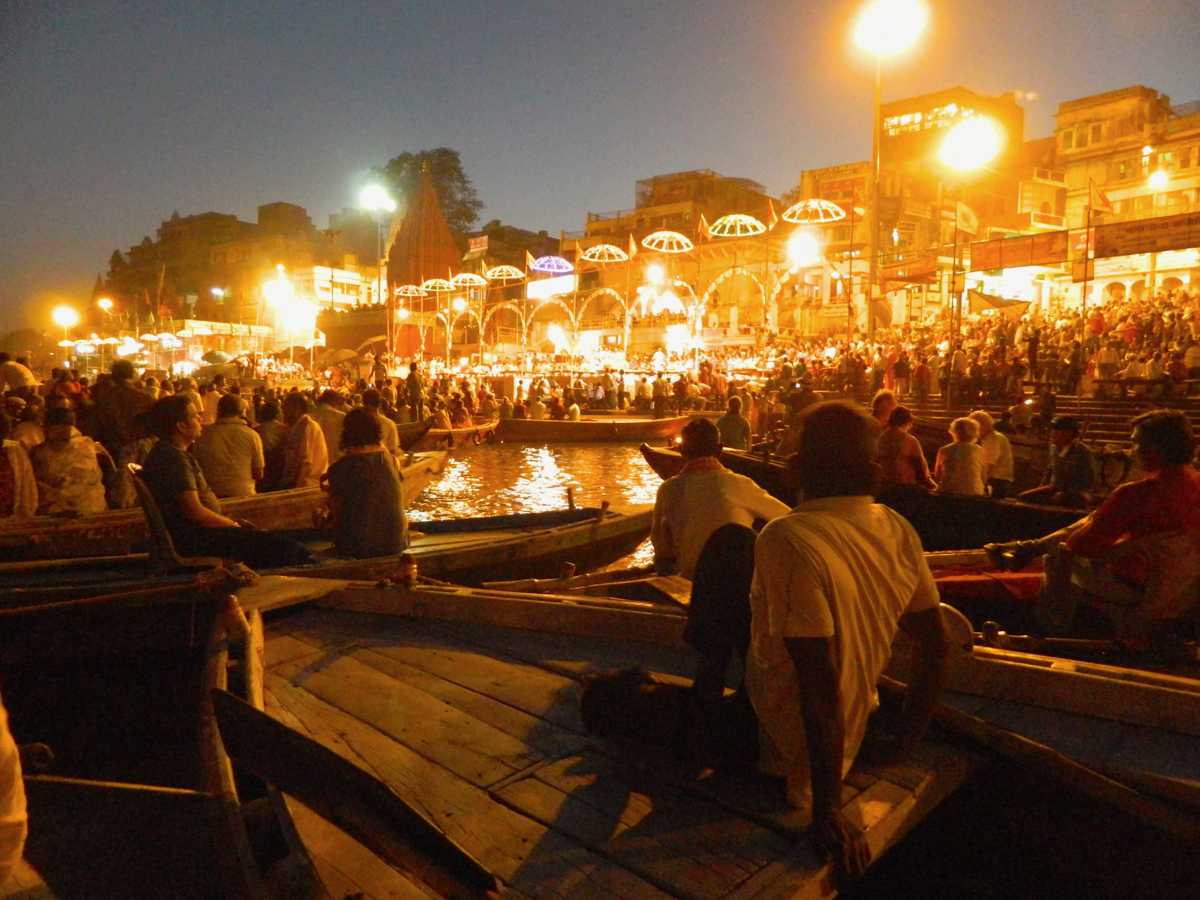 Discover the magic of the evening aarti, which takes place nightly on the Varanasi ghats. What makes it so special, and why should you visit? | Ganges Varanasi | Ganga puja Varanasi | What to see in Varanasi | Visit Varanasi | Varanasi Ganges | Places to see in Varanasi | Tourist places in Varanasi | Visit Varanasi India