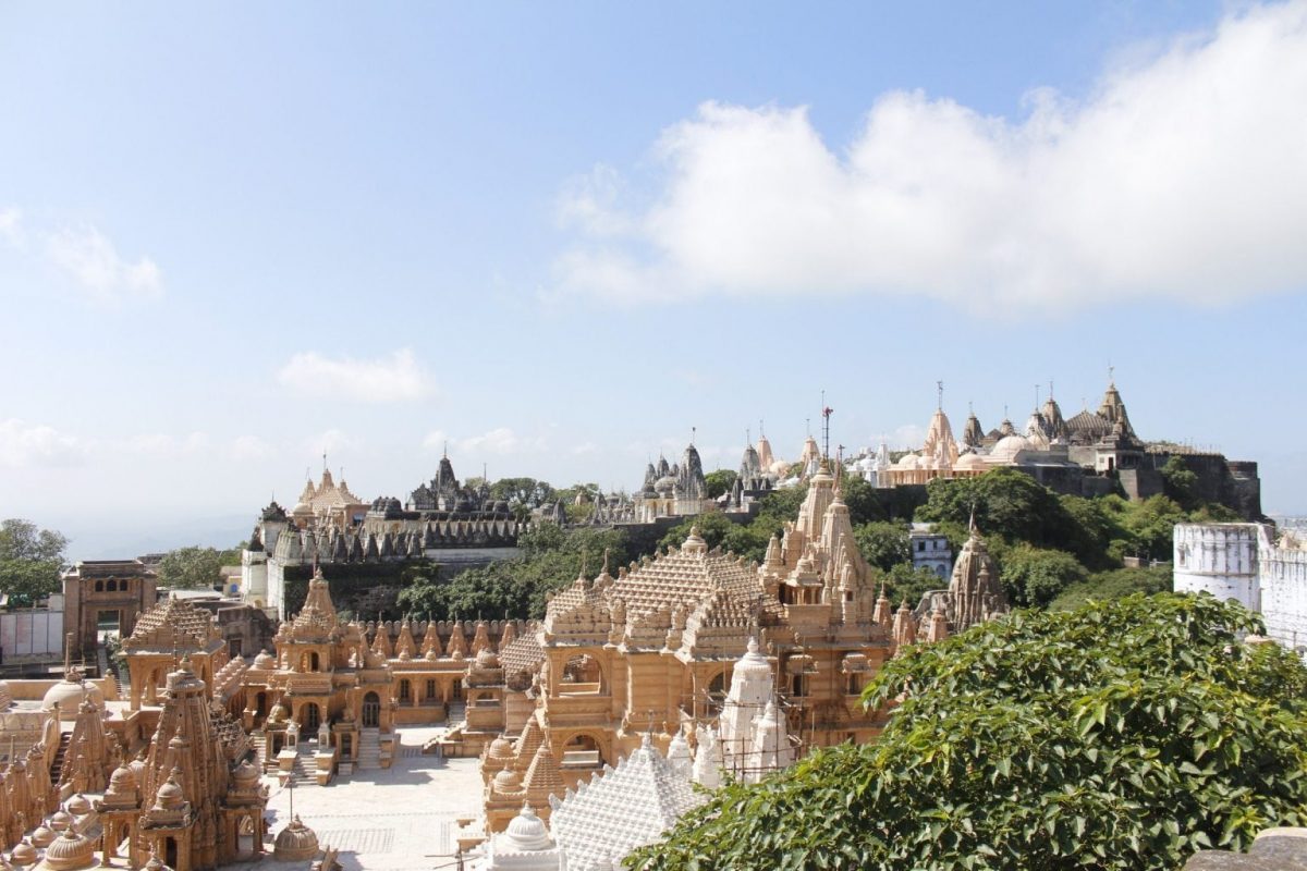 The hills of Shatrunjaya, in the Indian state of Gujarat, are home to the holiest pilgrimage site in the Jain religion. Discover the reality of climbing the 3300 steps to the hilltop temple, and why the temple complex is absolutely worth the effort! | Shatrunjaya Gujarat | Palitana pilgrimage | Jain religion | Jain pilgrimage Shatrunjaya | Gujarat India |