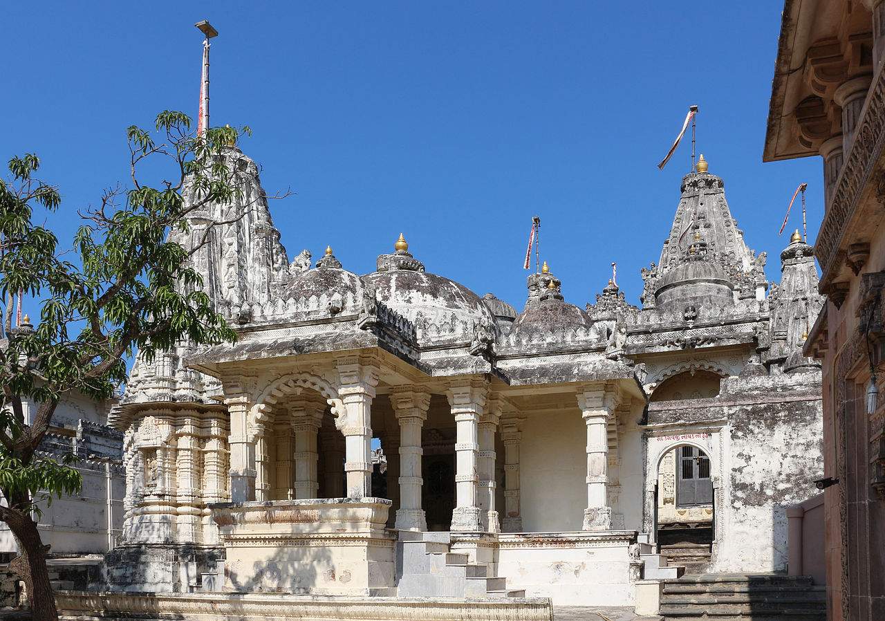 The hills of Shatrunjaya, in the Indian state of Gujarat, are home to the holiest pilgrimage site in the Jain religion. Discover the reality of climbing the 3300 steps to the hilltop temple, and why the temple complex is absolutely worth the effort! | Shatrunjaya Gujarat | Palitana pilgrimage | Jain religion | Jain pilgrimage Shatrunjaya | Gujarat India |